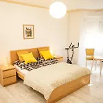 Neat & Comfy Near The Danube *