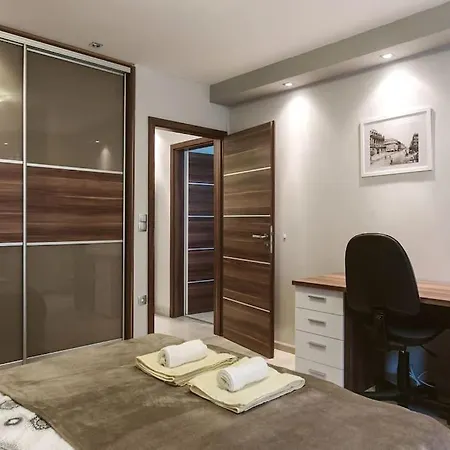 Neat & Comfy Near The Danube Apartment