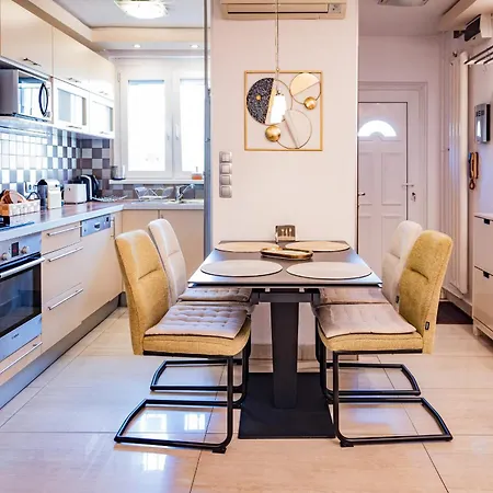 Neat & Comfy Near The Danube Daire