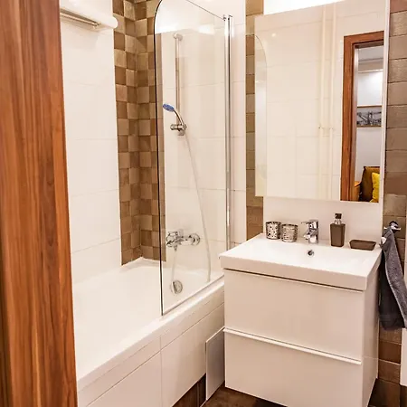 Neat & Comfy Near The Danube Daire *